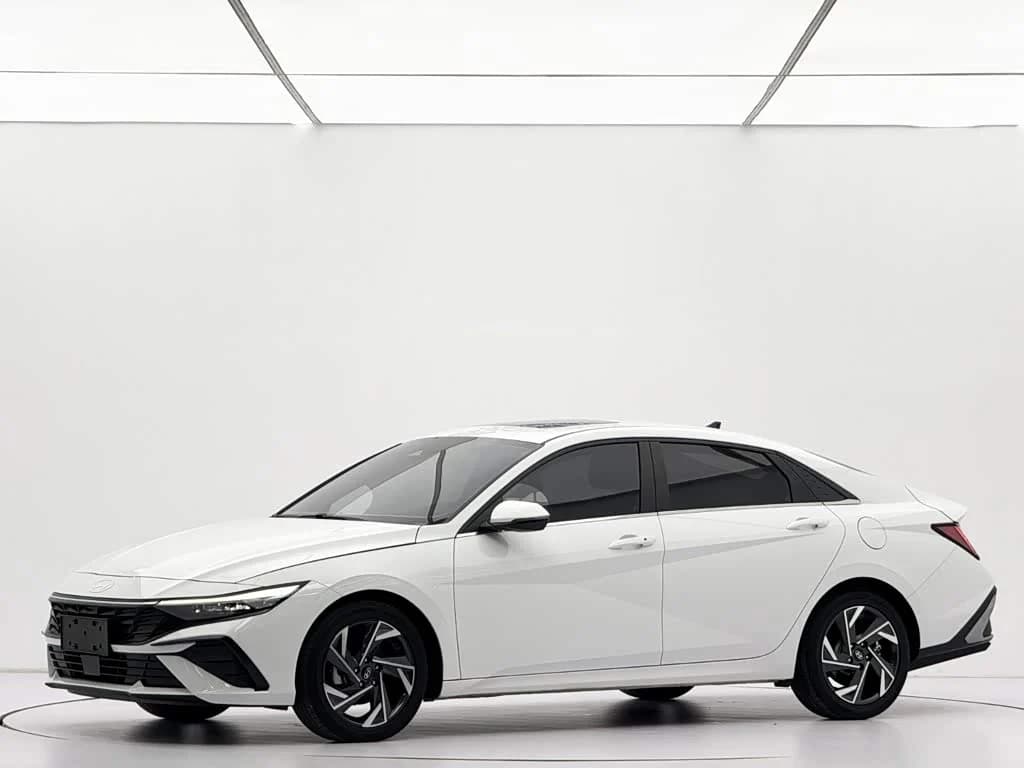 Hyundai Elantra 2023 г.